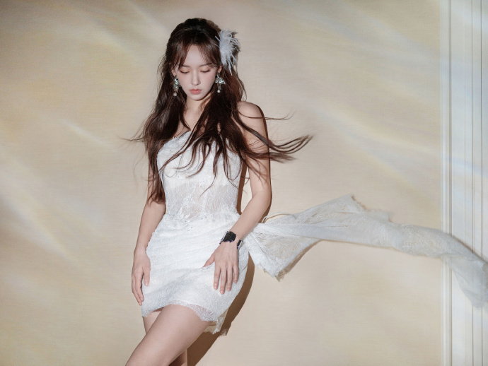 #程潇allwhite好仙##程潇混血感美瞳# 程潇的美总是让人眼前一亮，这次的