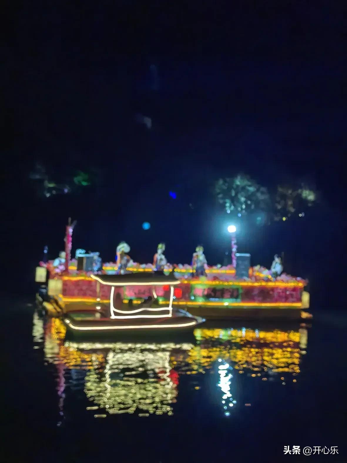 月亮湖夜色里的土家歌舞

分享今晚在月亮湖拍到的土家歌舞表演。夜色浓稠，湖面如镜