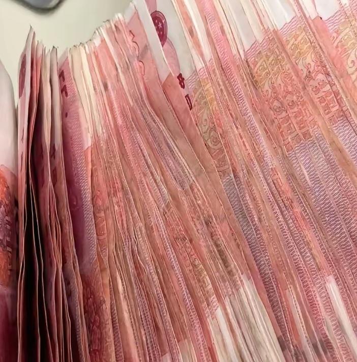 你认可伴侣存私房钱吗？

不少人觉得伴侣藏私房钱是私心作祟，其实换个角度来看，适