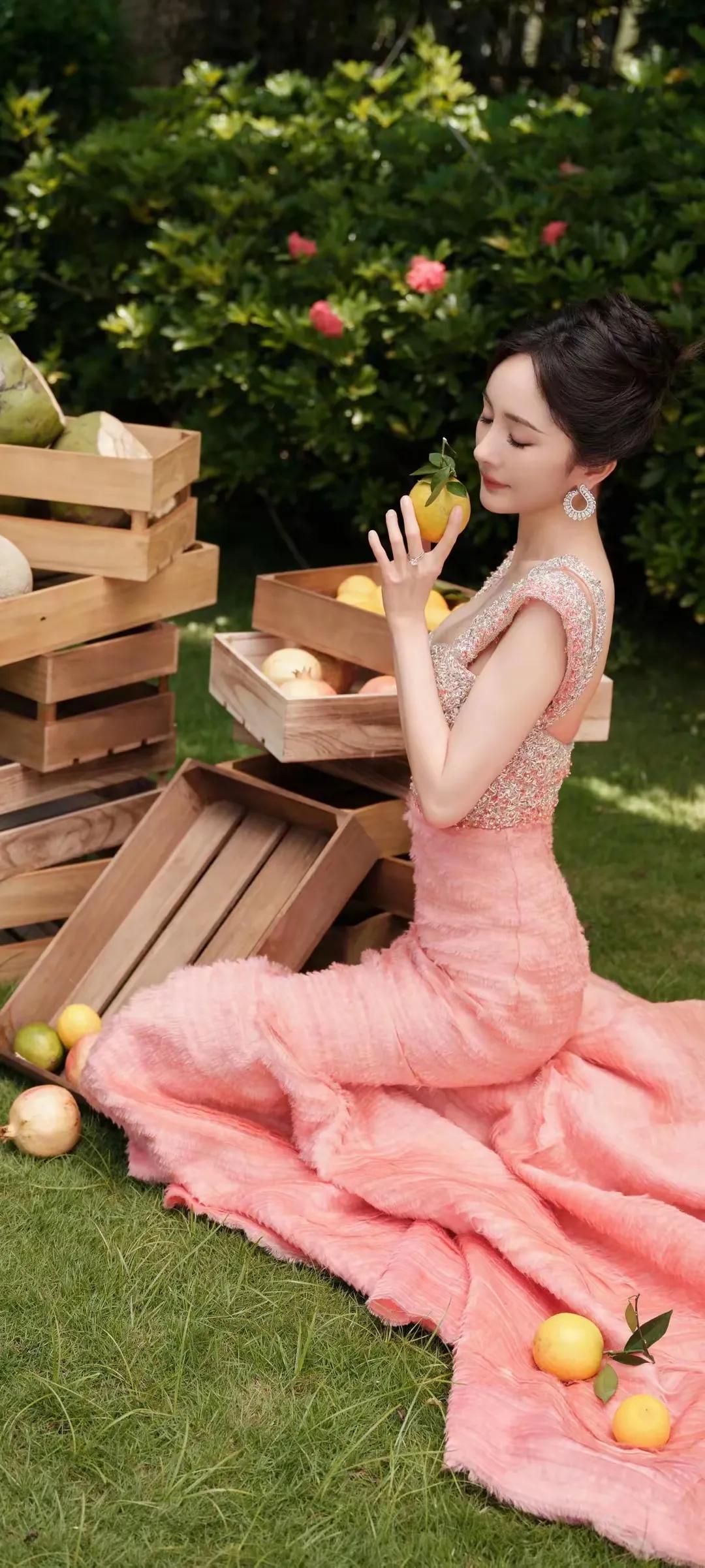 杨幂的写真美图真是让人眼前一亮啊！每一张照片都展现了她独特的气质和魅力，无论是清