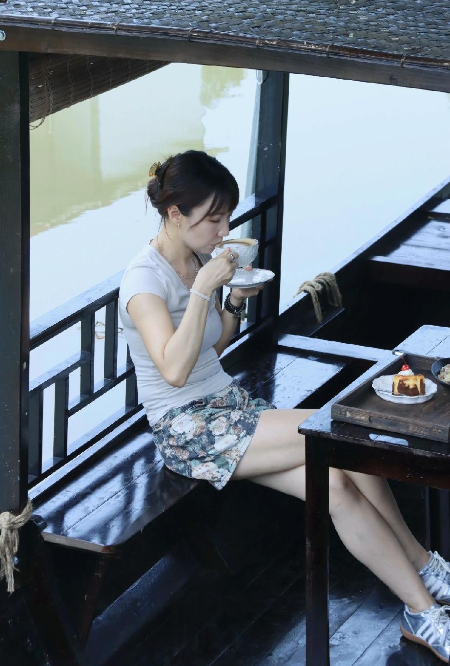 美女休闲穿搭分享享受生活方式之一，那就是穿搭风格要休闲，随意，舒适，随性而为气质