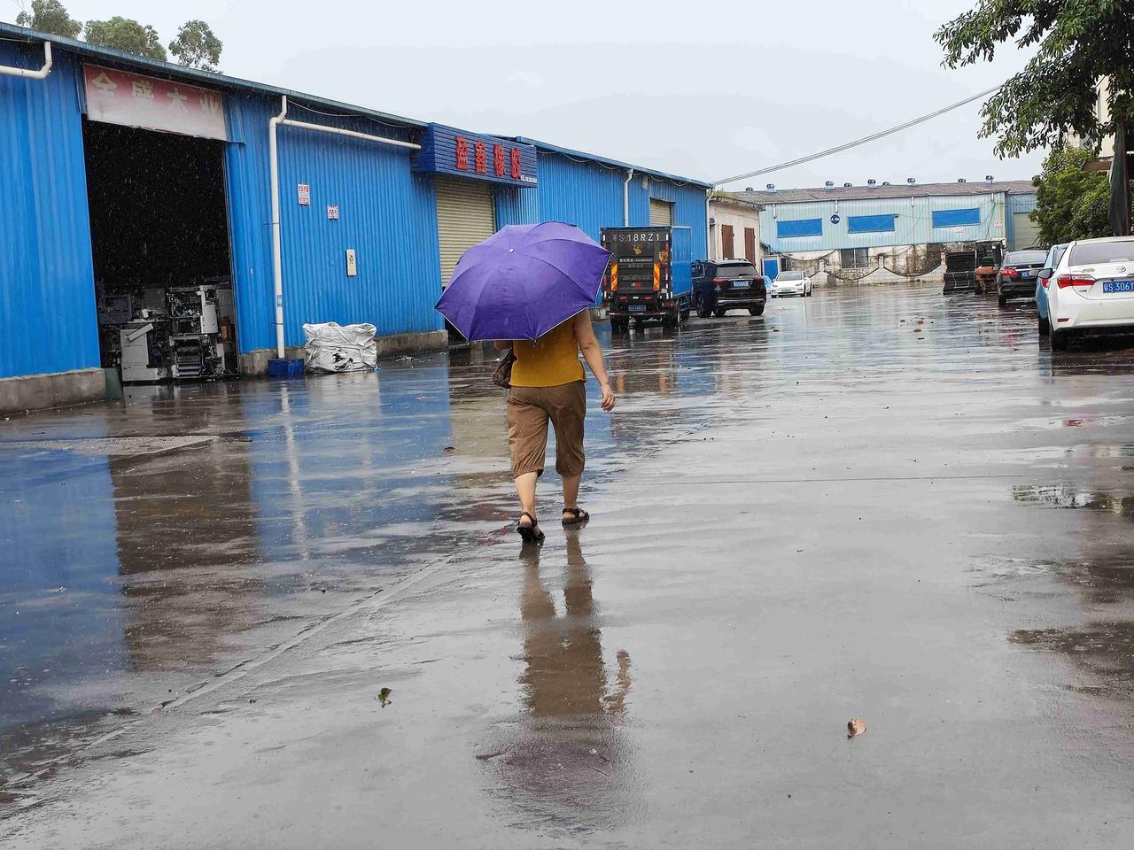 我的今日状态：😁轻松愉快
我这里的天气：🌧下雨
小雨是夏天的一丝温柔，让你渴