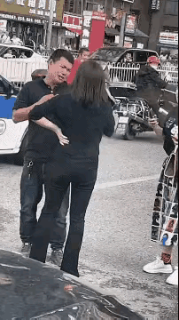 咱是文明人，吵架靠逻辑，动手显得没格局，动口才是真本事。 