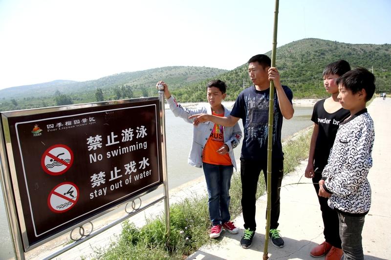 防溺水责任全推给老师？这锅，老师背不动！

暑假一到，老师就成“巡河员”了？河北