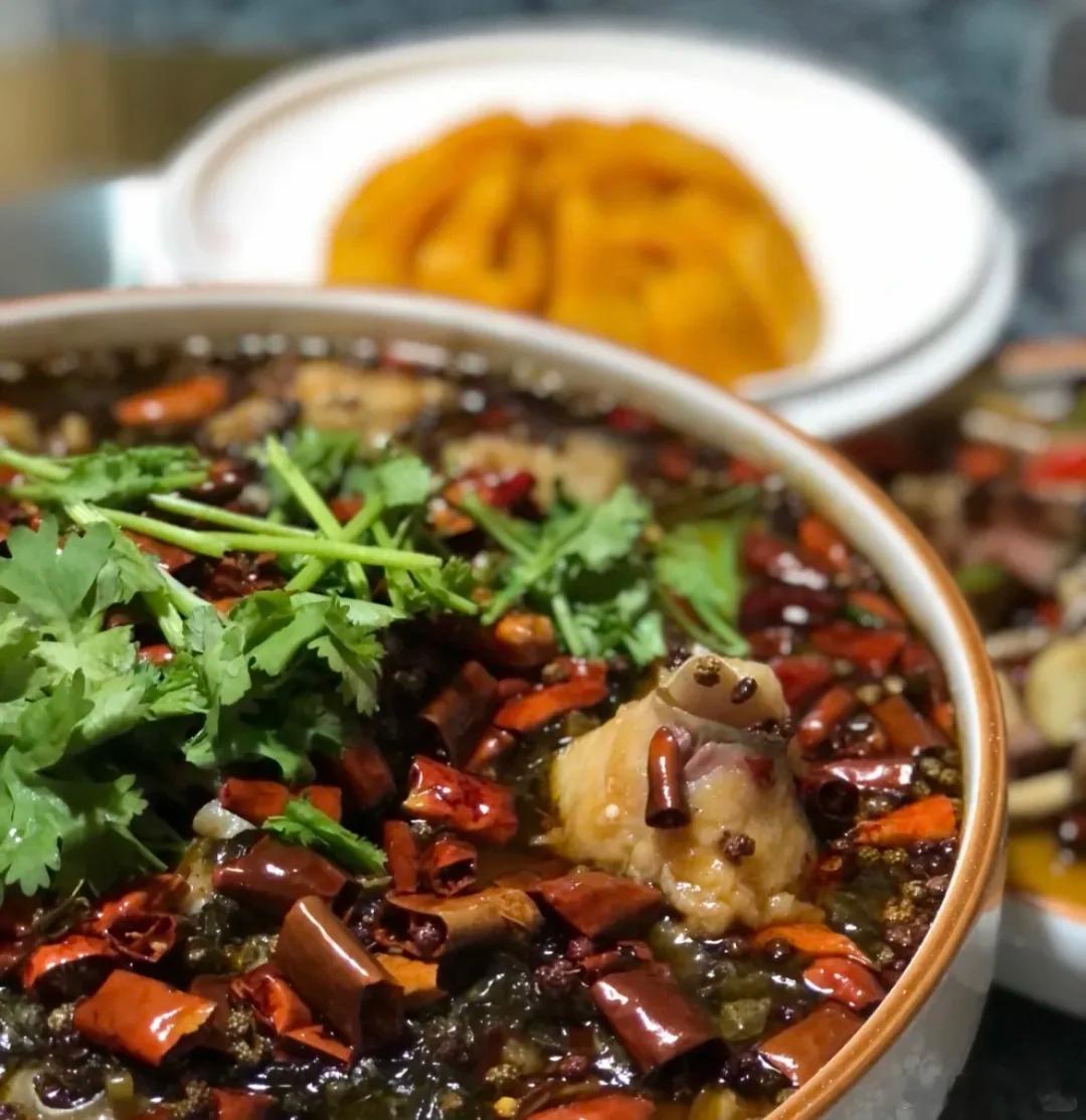 成都美食推荐·青城源柴火鸡·青城源柴火鸡，离前山就几分钟路程，青城山下是目前成都