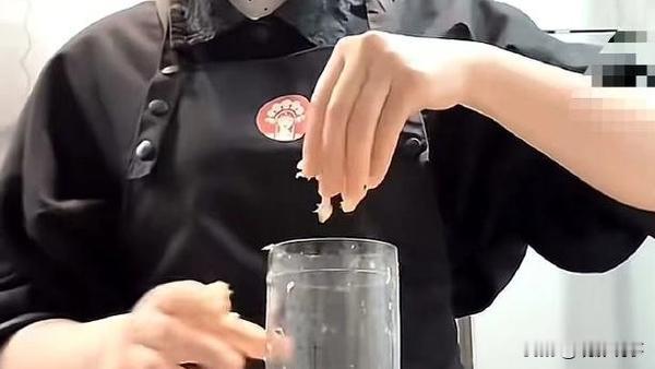 1月6日，“霸王茶姬手打茶”相关话题登上热搜。一段“店员身着工作制服、徒手捏冰块