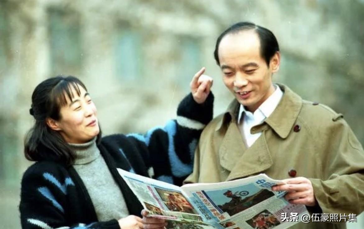 1992年，电影演员葛优与妻子贺聪在一起的照片，现实里非常恩爱又低调的夫妻。他们