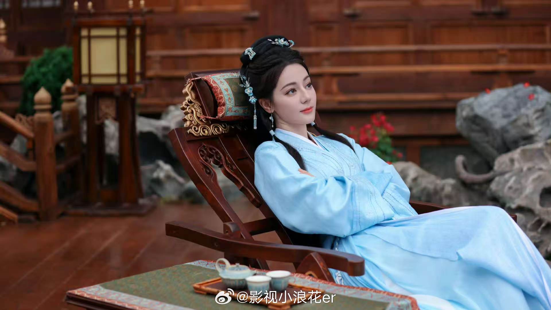 迪丽热巴穿着应援色来了热巴提灯出场迪丽热巴问白日提灯固屏去哪了 热巴穿应援色提灯