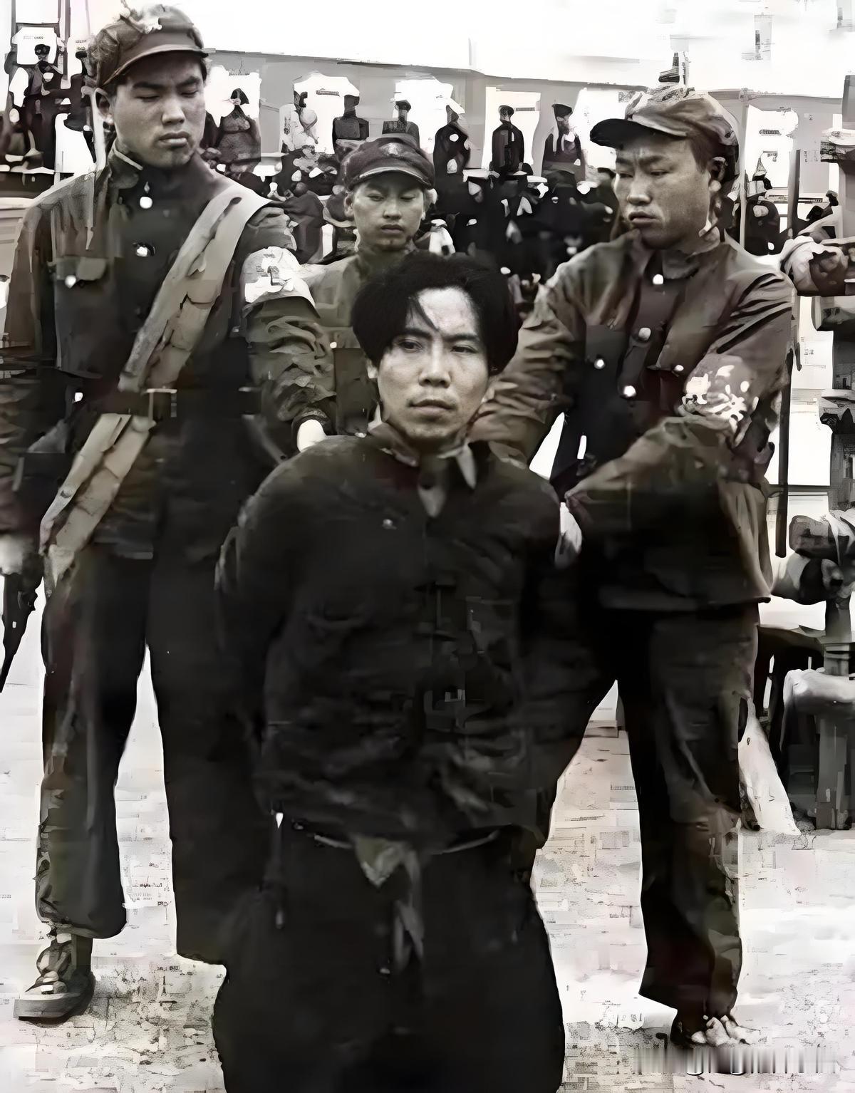 1954年，飞贼段云鹏落网，毛主席得知后，忍不住调侃道：“他不是号称‘飞贼’，会