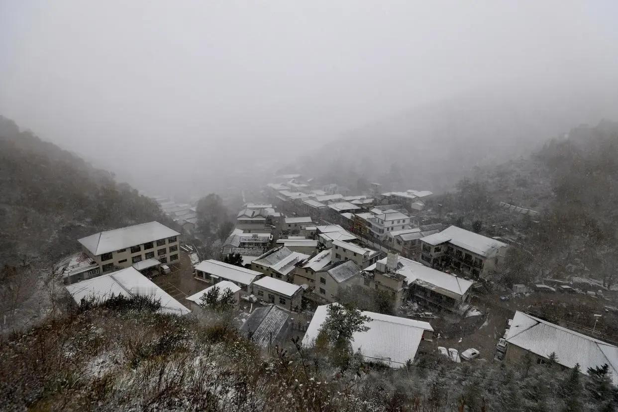 今天是10月2日，
国庆长假第二天，
一大早起来就看到各地下雪的新闻，
北京下雪