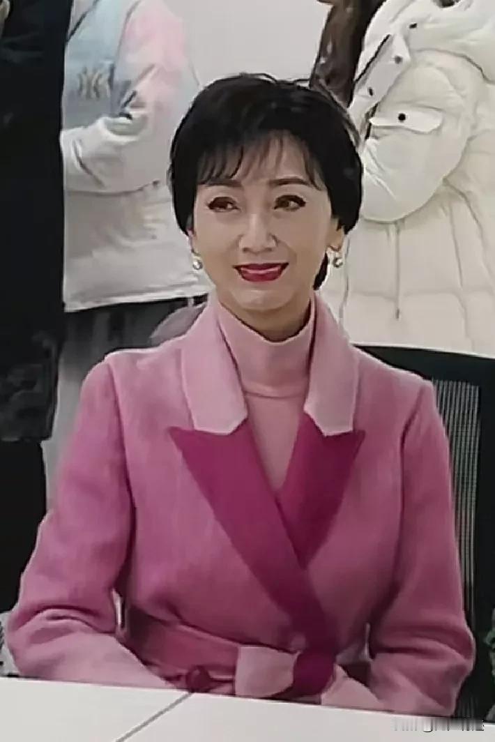 这样的赵雅芝是不是真实多了？
没有了PS、美颜、滤镜，一下子就恢复到了她作为一位