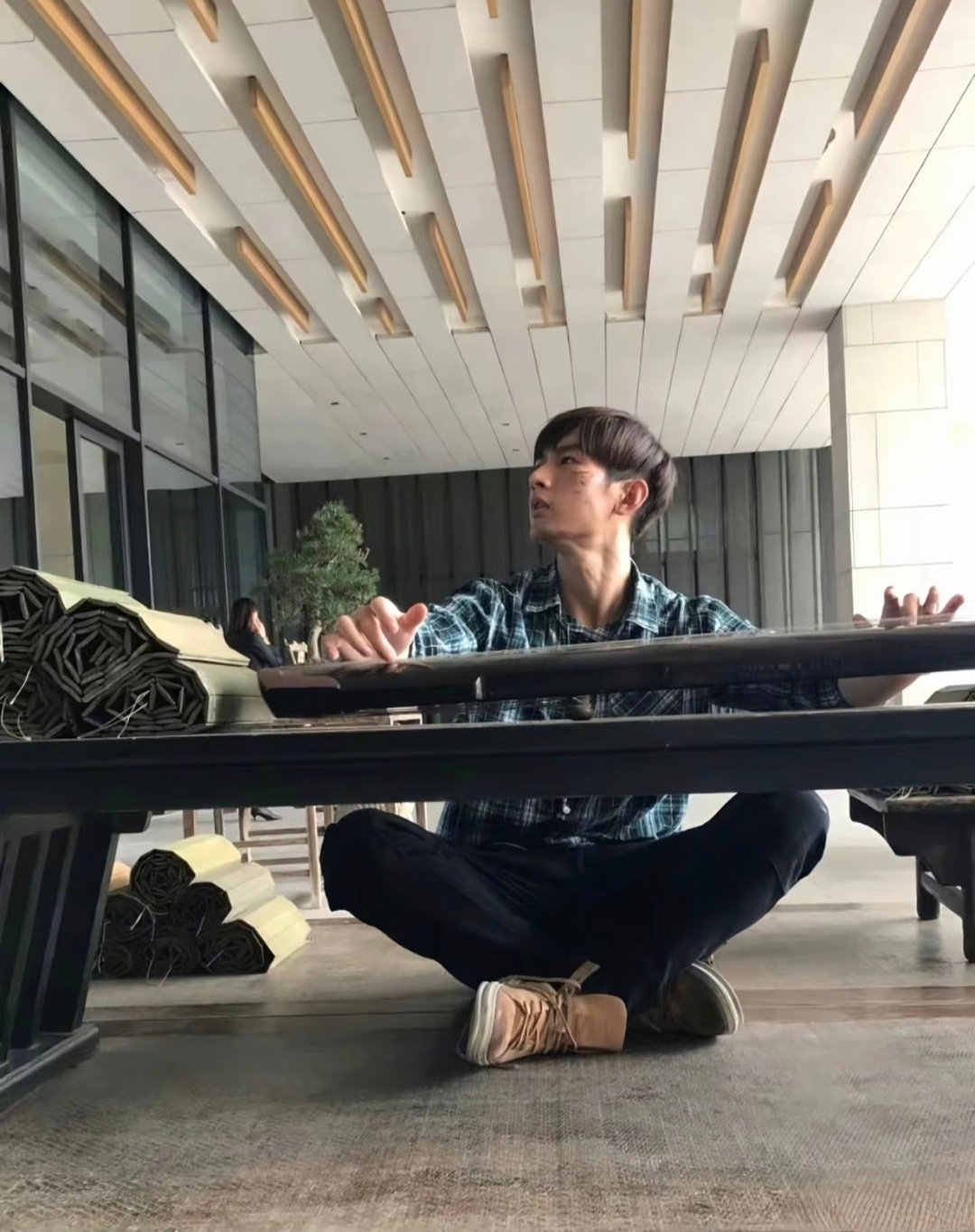 早期中二的傅诗淇，所以成毅现在脸上的那个印子是这个时期留下来的？ 