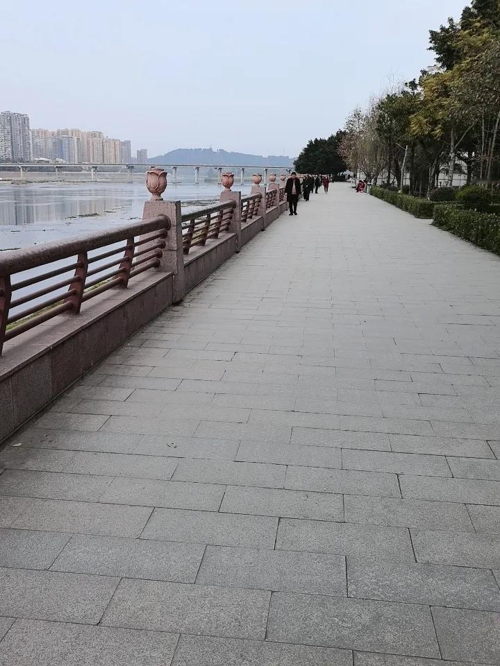 生活要开心快乐，得有自己的节奏和小确幸。就像我，平时喜欢在周末找个阳光好的下午，