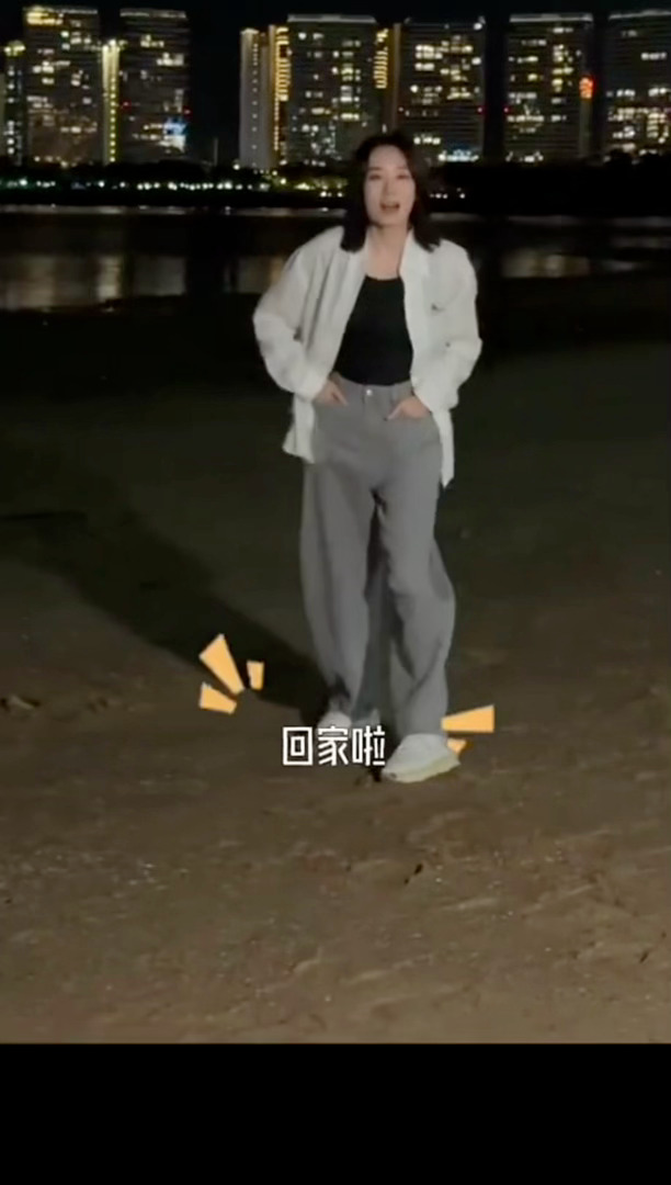 张小斐海边踢球 怎么帅成这样 谁能拒绝又美又飒的张小斐！用踢球的方式庆祝票房破十