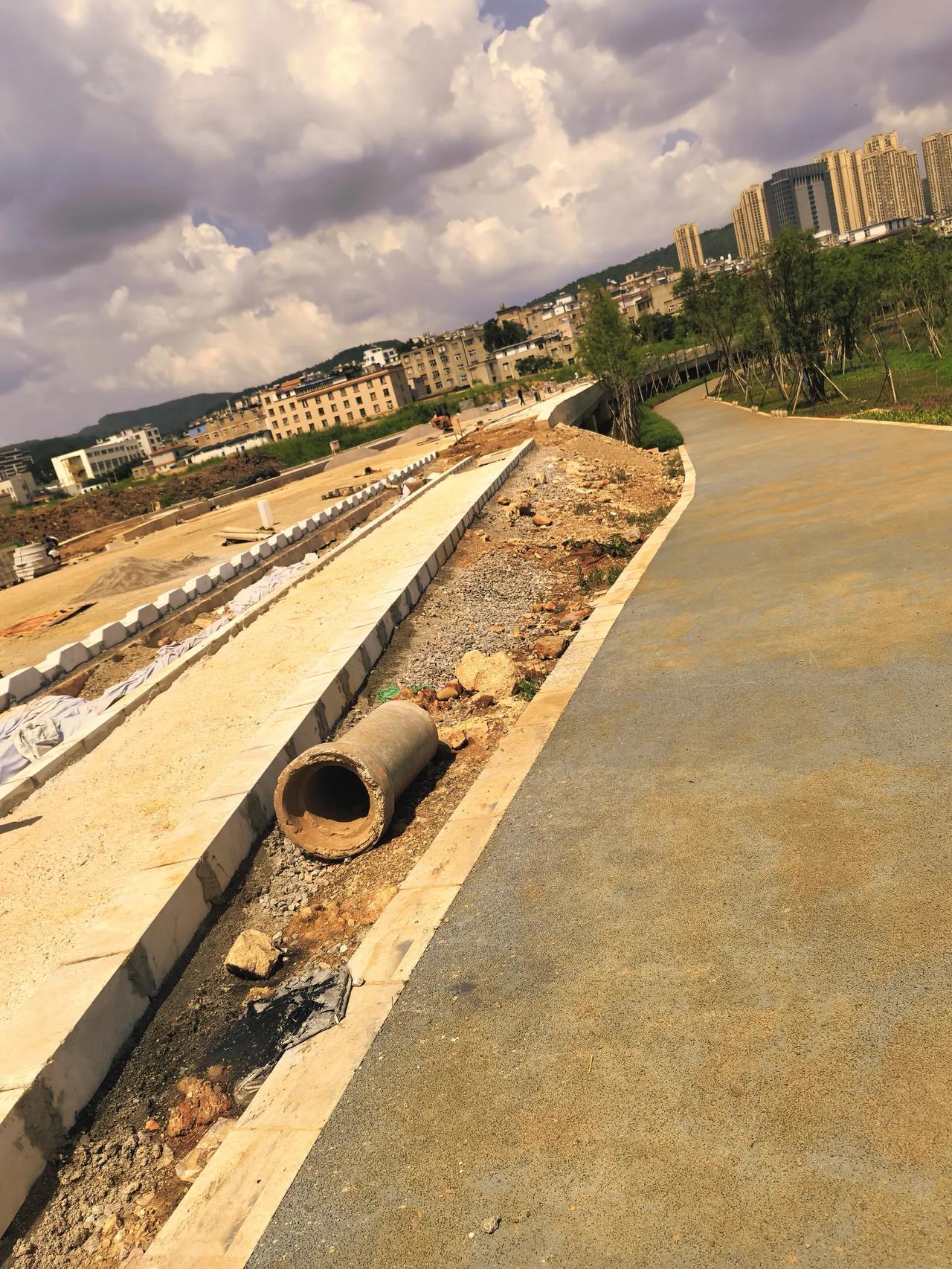 盘龙区金瓦路片区的保障性租房住房片区266号路改造项目，从金瓦路过来到碧桂园凤凰