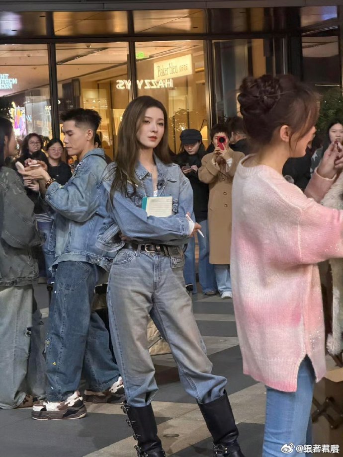 张予曦车窗神图 合伙人 真的服了张予曦的颜值！车窗前随手抓拍都像精修，慵懒疏离的