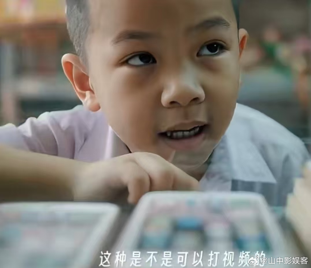 看完直接破防！小孩用15块买纸手机烧给奶奶，原来最戳人的从来不是技术，是藏在细节