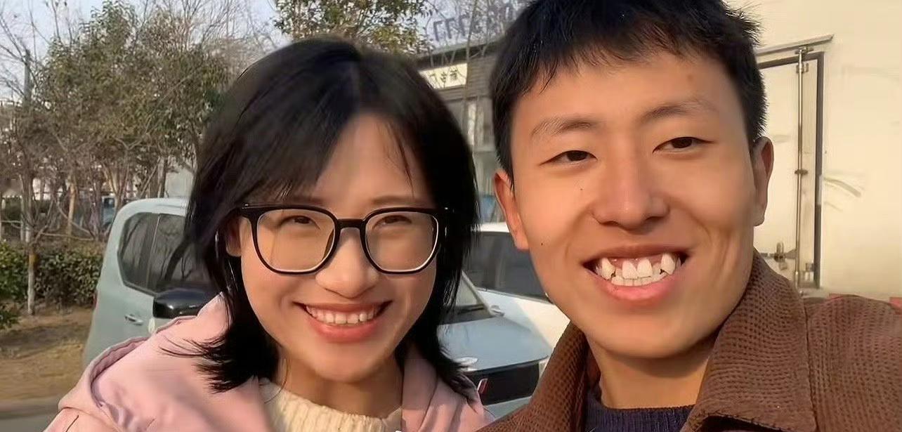 黑马情侣分手我记得当时分饼，男生分的那叫一个均匀，生怕女生多吃一口[笑cry]当