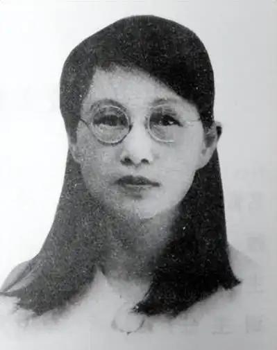 1909年，16岁的白薇与婆婆发生争执，丈夫竟然抄起板凳砸向她的背，婆婆见她倒下