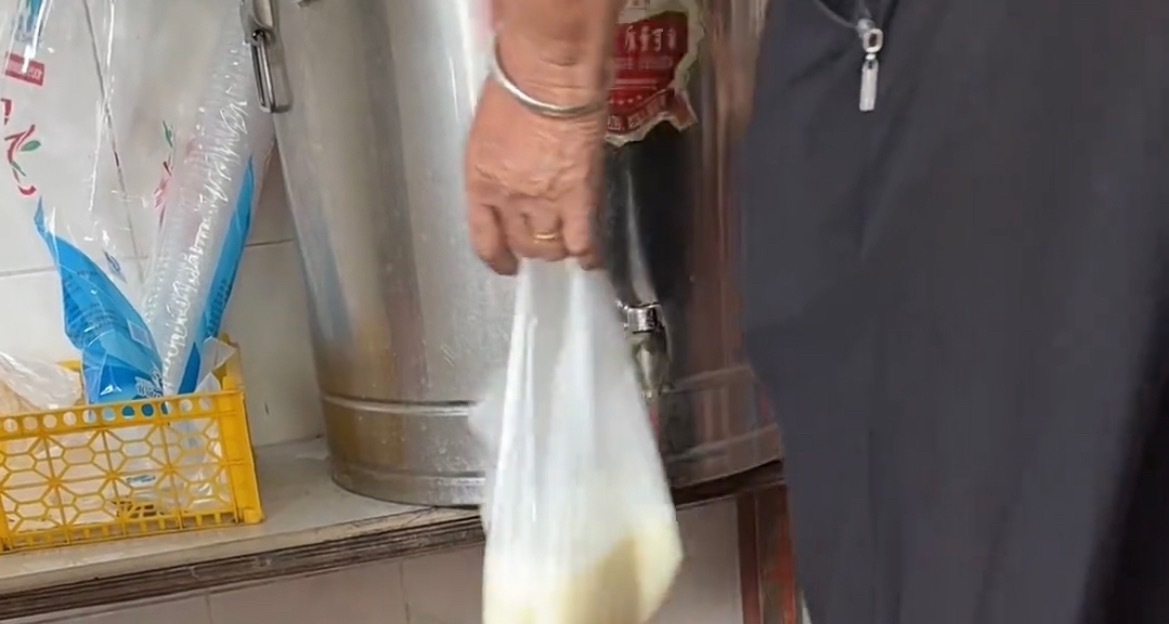 【玉林一阿姨用袋子去打包一袋豆浆带走】7月15日，网友爆料称：玉林的一个门店吃肠