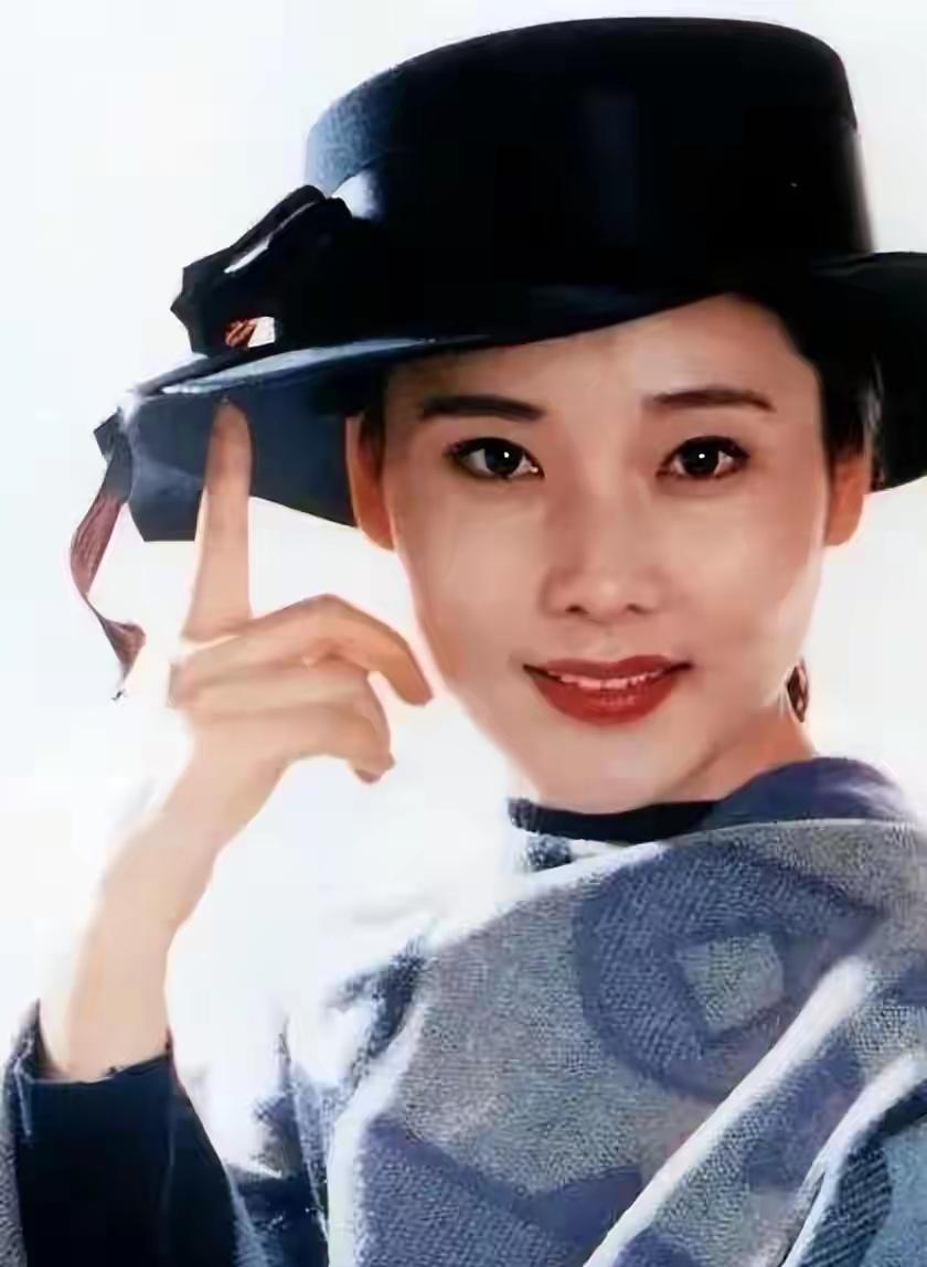 何赛飞当年说要做丁克，现在满屏都是她晒娃的九宫格。

有网友翻了她最近半年的微博