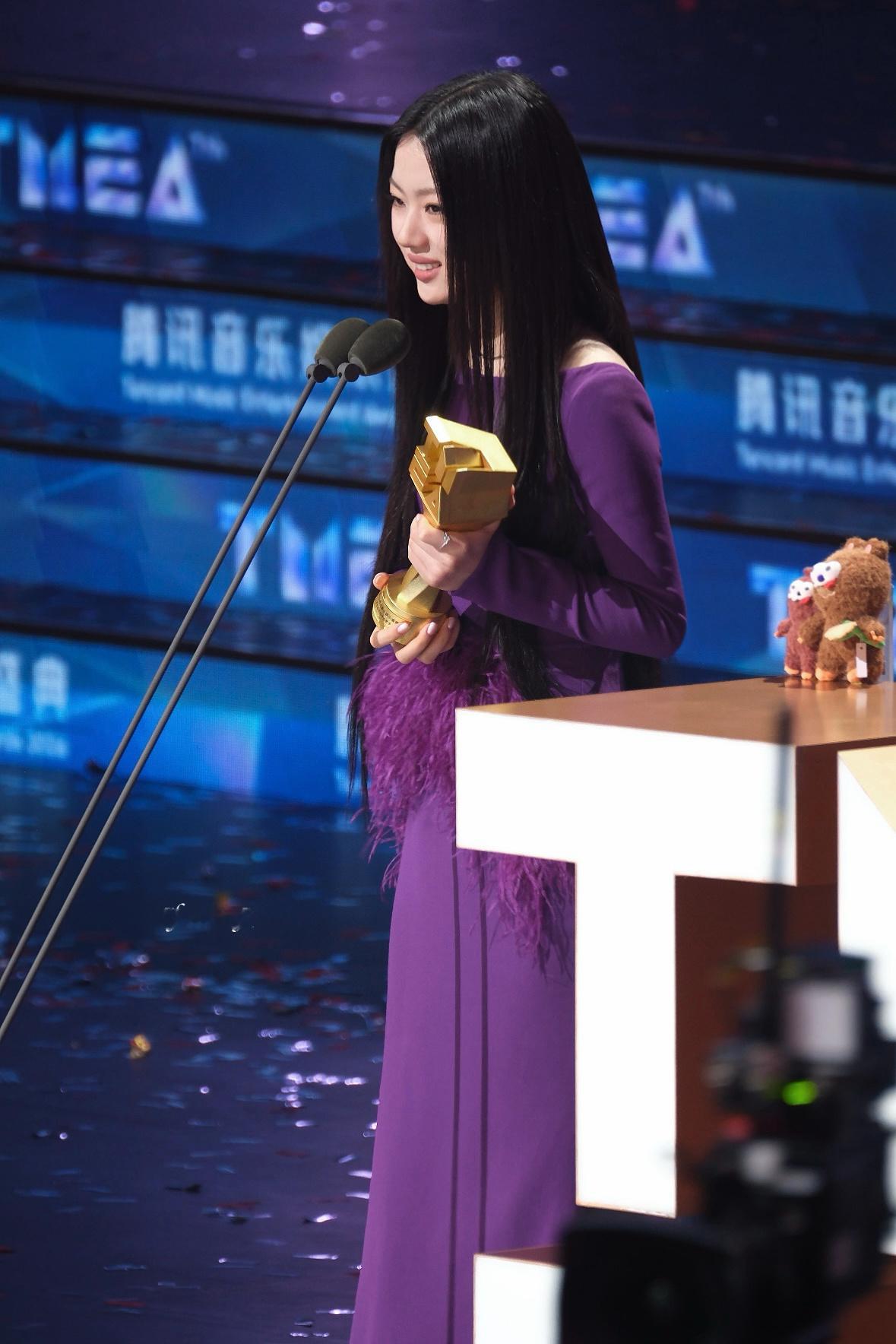 单依纯穿着这一套紫色高定真的特别美呀完全优雅大气单依纯登上沙特媒体 syc 网友
