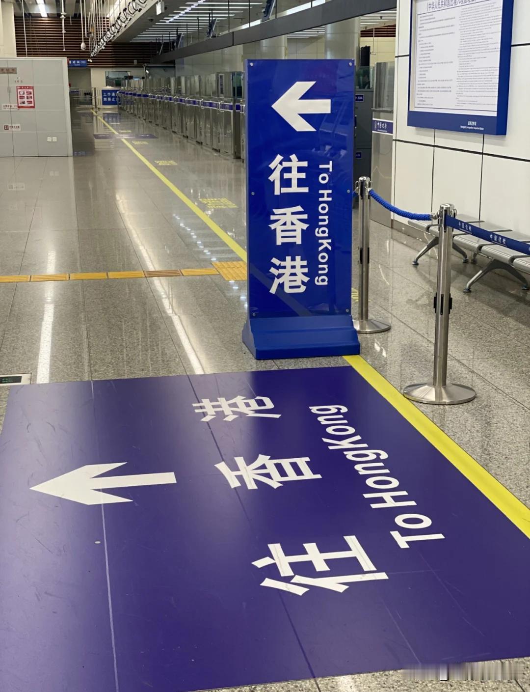 笑屎人了！说香港不允许打孩子。这位香港妈妈被娃气得实在是撑不住了，于是乎果断带娃