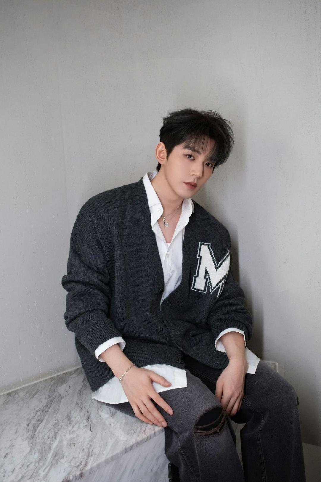 邓为和天然钻石好搭 精致脸庞搭配闪耀天然钻石珠宝，自带星光。天然钻石是历经亿万年