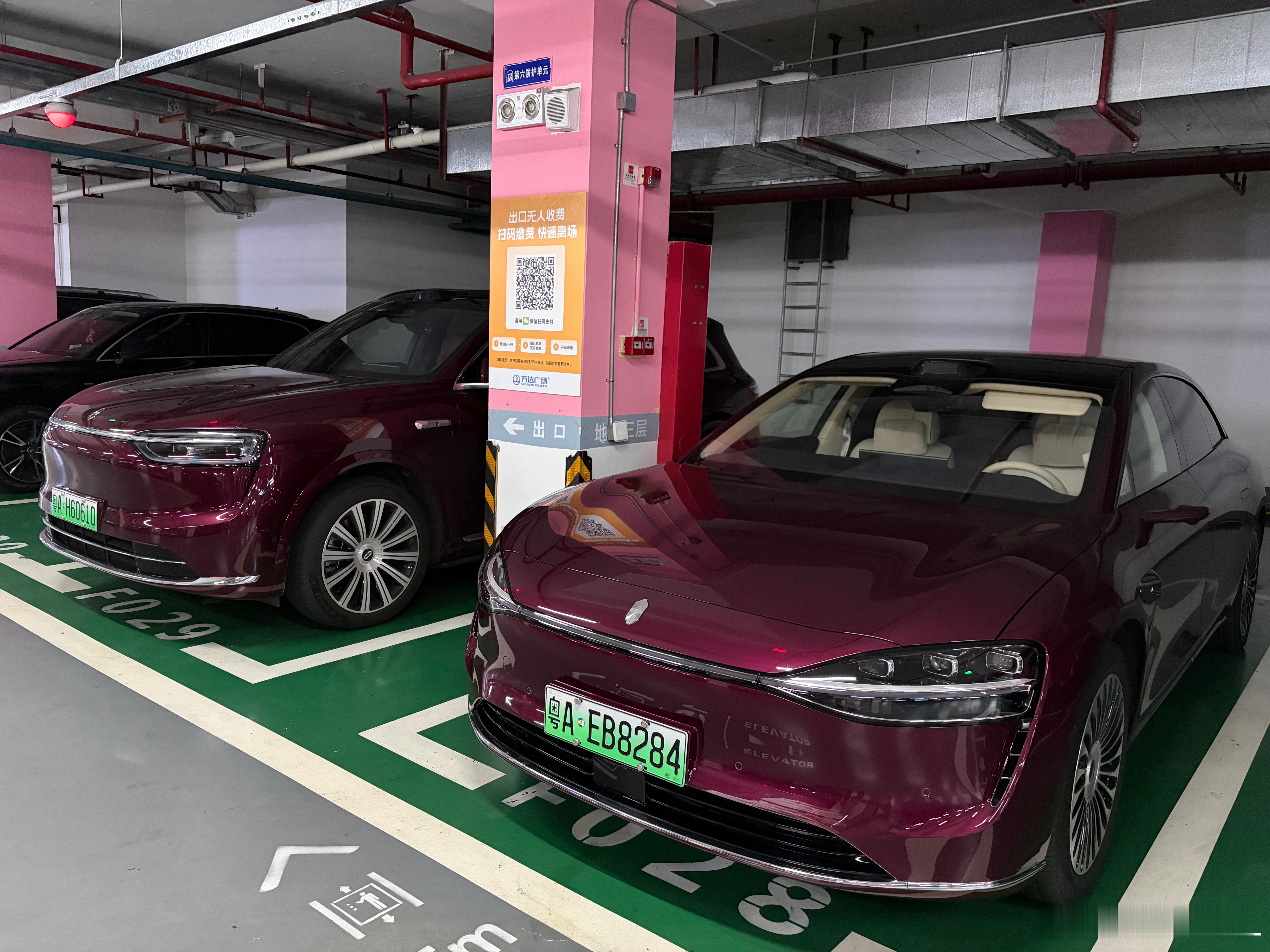 偶遇问界M7和享界S9同框，还都是红色。这颜色真好看。 