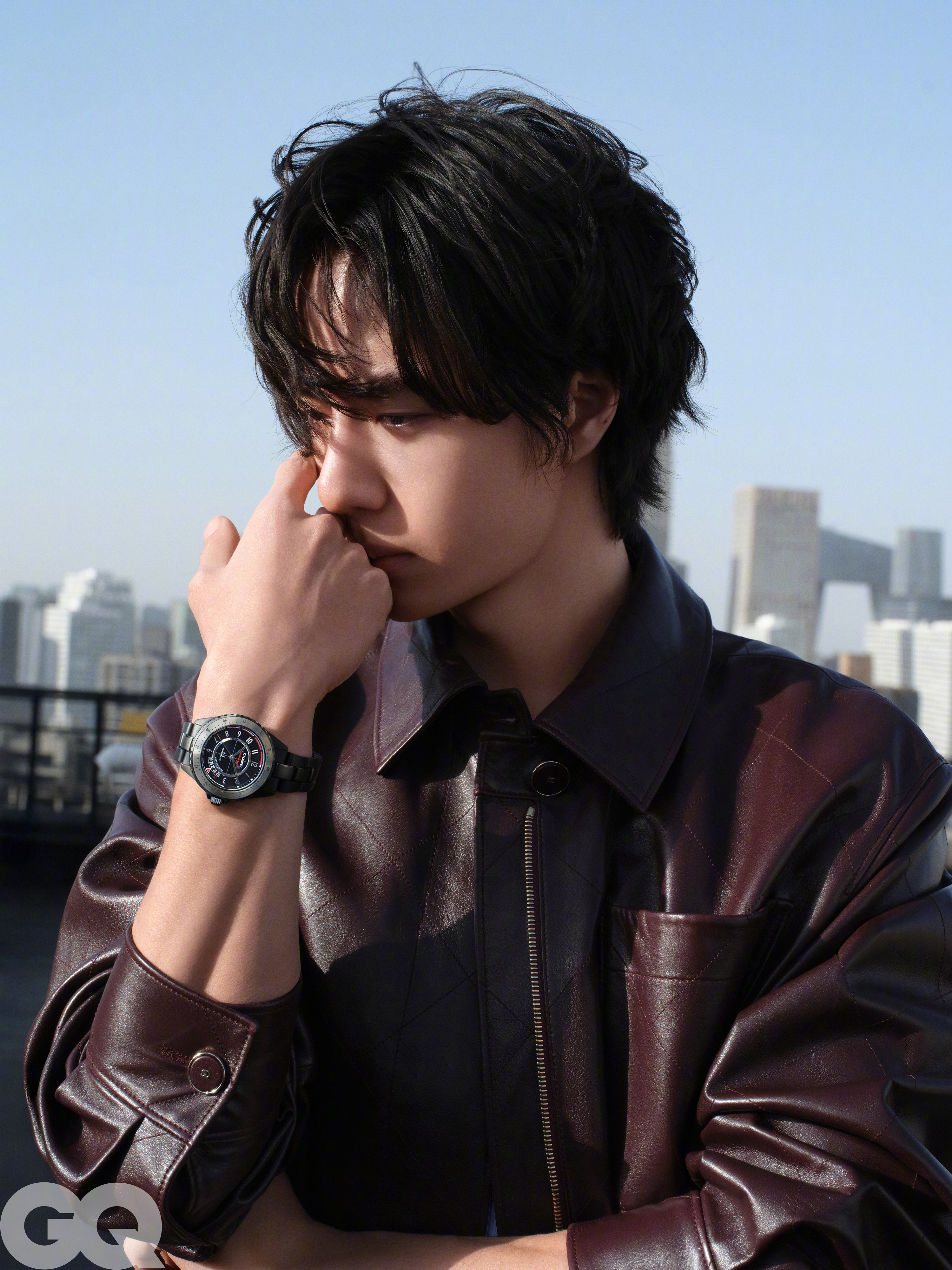 王一博身穿CHANEL，佩戴J12 SUPERLEGGERA Caliber 1