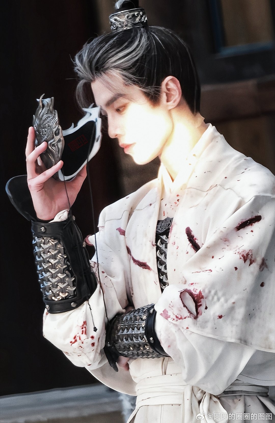 何与战损孝服白发三件套何与窈窈有期雪夜打戏路透 战损破碎感拉满，何与把这种反差感