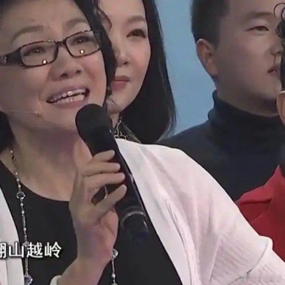《不愧是资深声乐教育家，马秋华携全体学生合唱《天路》，功底太牛了》播放量：1.9