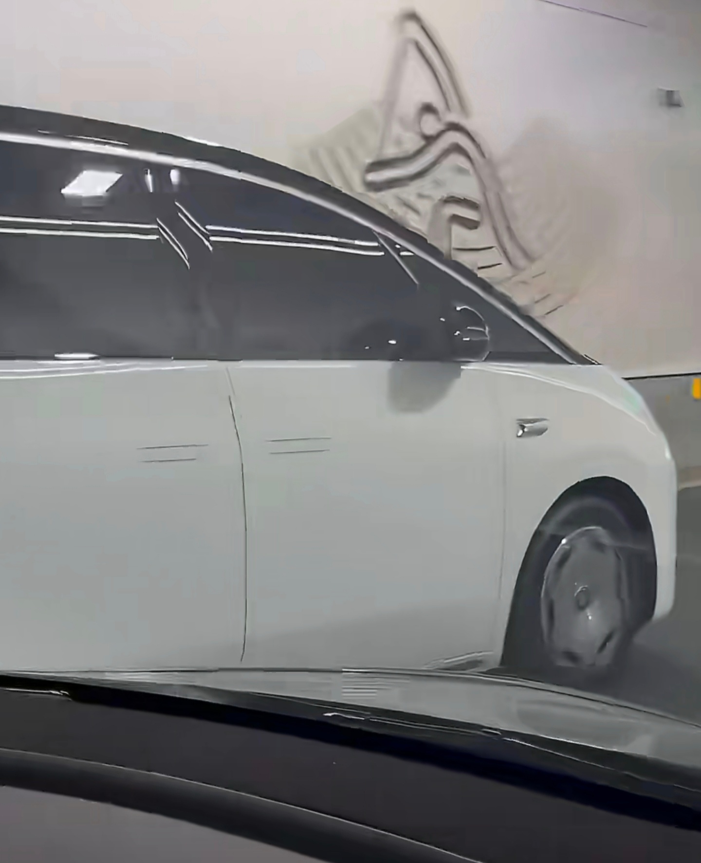 零跑D99图1这个角度，也太像MEGA了