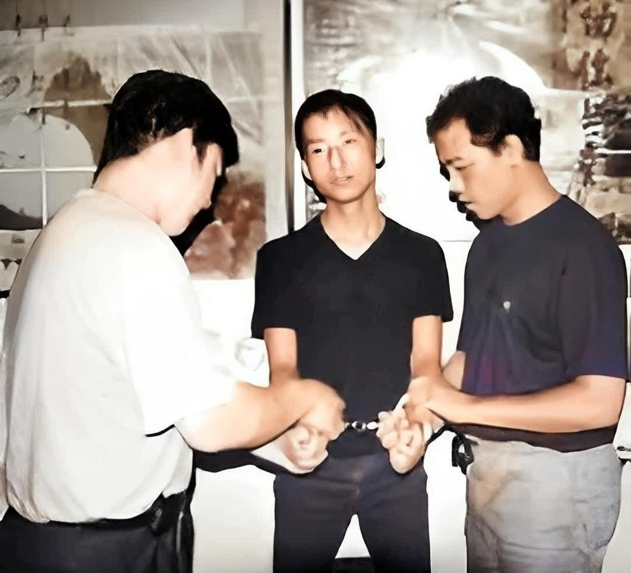 2001年天津，19岁的李旭抢了50万，当天就换了个两千多的摩托罗拉手机，晚上还