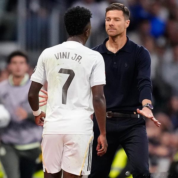 斯内德谈“德比事件”：该说的还得说，维尼你得像个男人前荷兰球星韦斯利·斯内德近日