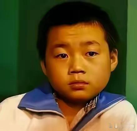 你一定猜不出这是哪位男演员小时候。 