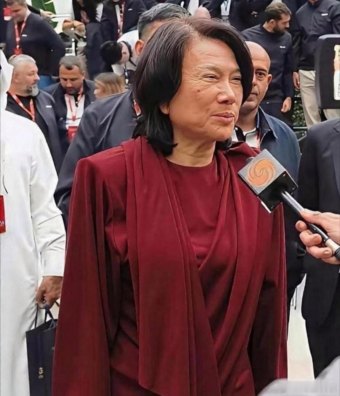 主持人问董明珠："你V信里加的都是马云、王健林、刘强东这些大人物，平时你们都聊啥