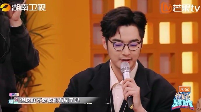 杨迪贴脸开大金世佳 面对刚开始画画时金世佳对杨迪的严防死守，杨迪直接贴脸开大金世