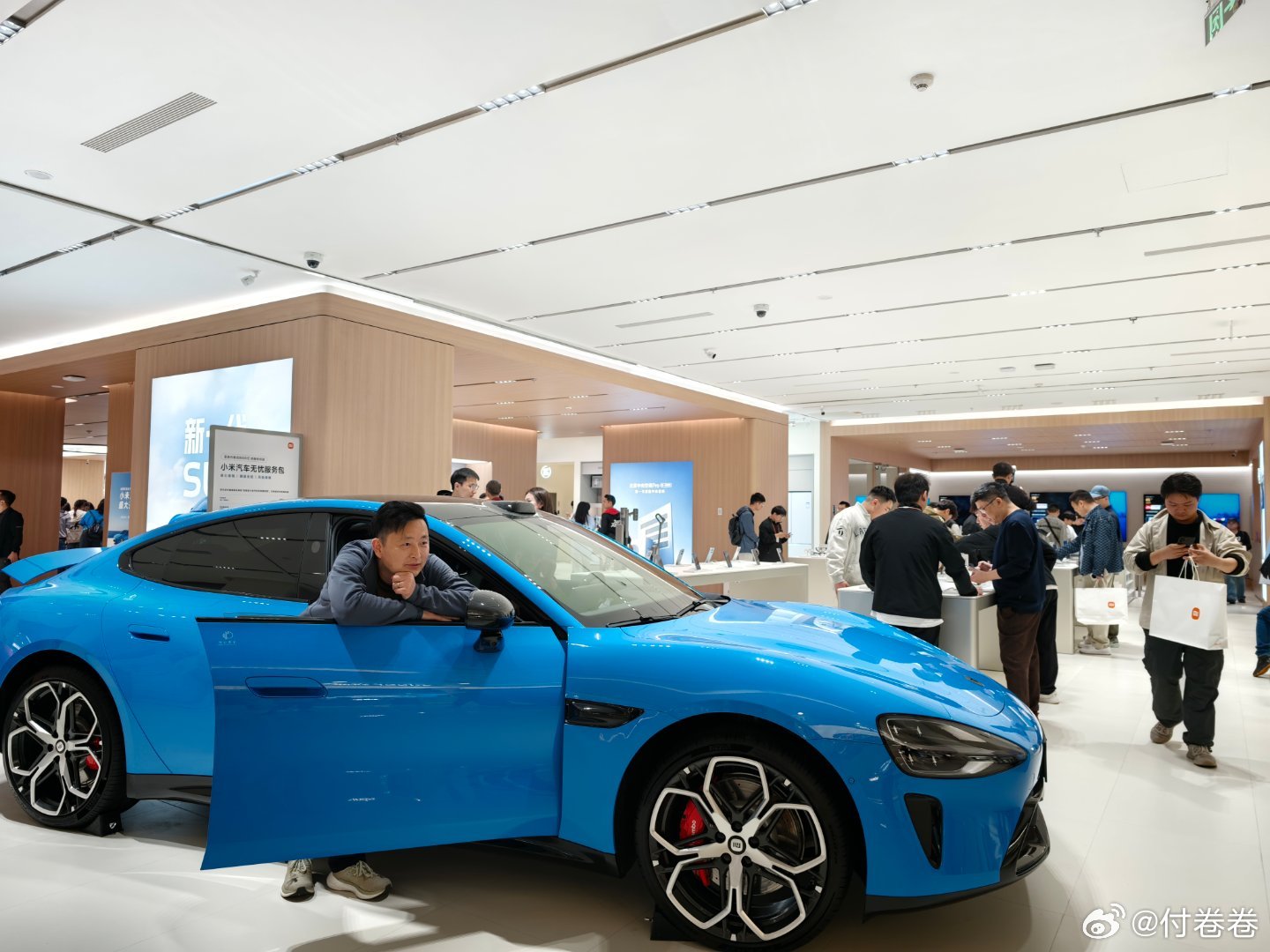 小米之家成都金牛凯德汽车体验店，新店开业，人好多呀！人山人海的！这个店也特别的漂