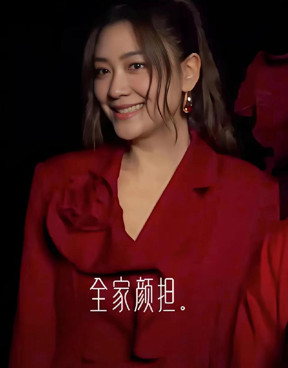 2026马年春节，应采儿晒出一家四口新年全家福，直接把幸福值拉满！全员红衣亮相，