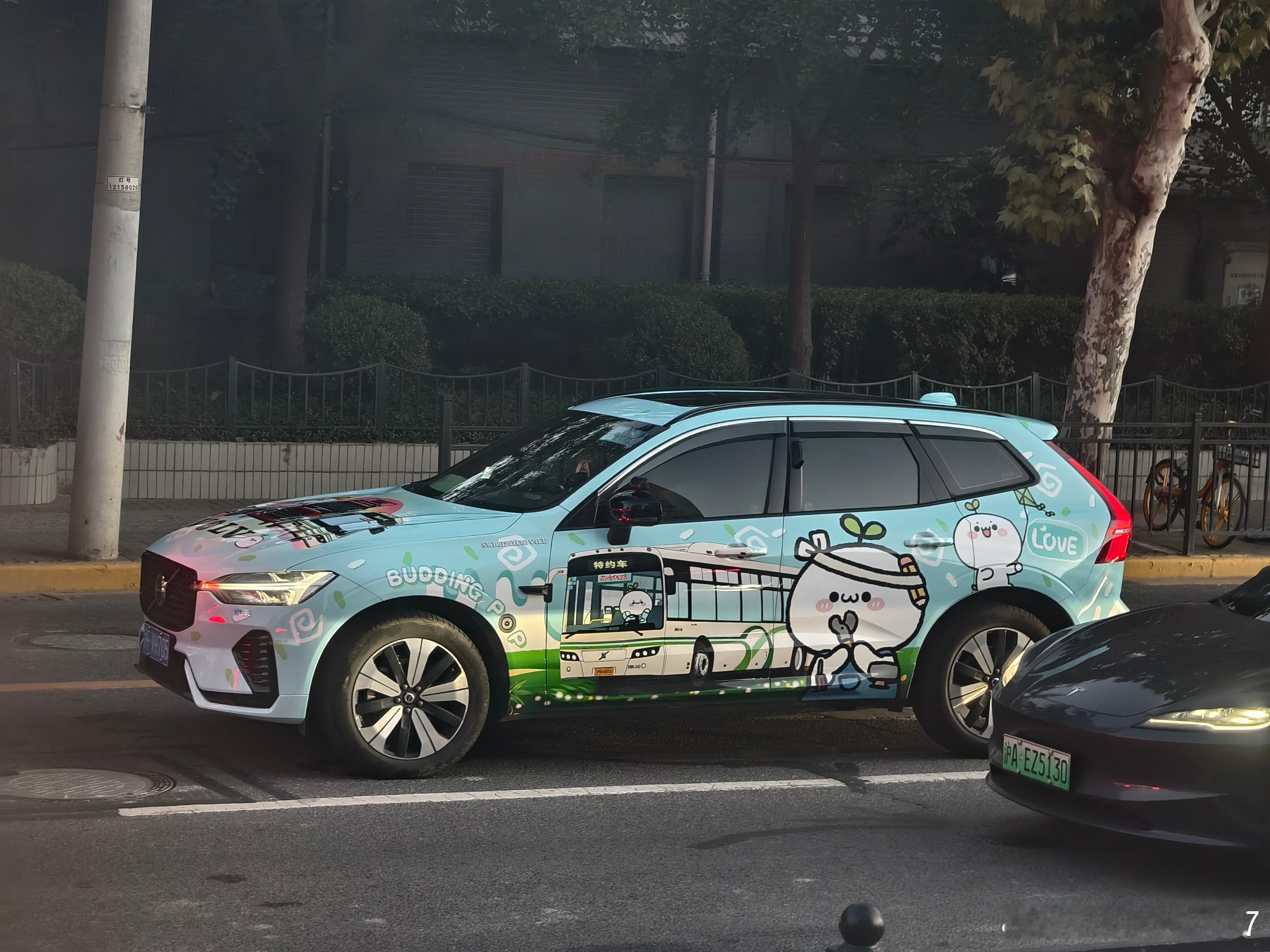 沃尔沃贴成这样的确实少见啊，而且车上还有个公交车，有点儿意思啊[嘻嘻]  ​​​