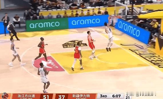 杨芮上药单臂劈扣，扛起球队进攻大旗，面对广厦打出名堂




杨芮得到不少机会，