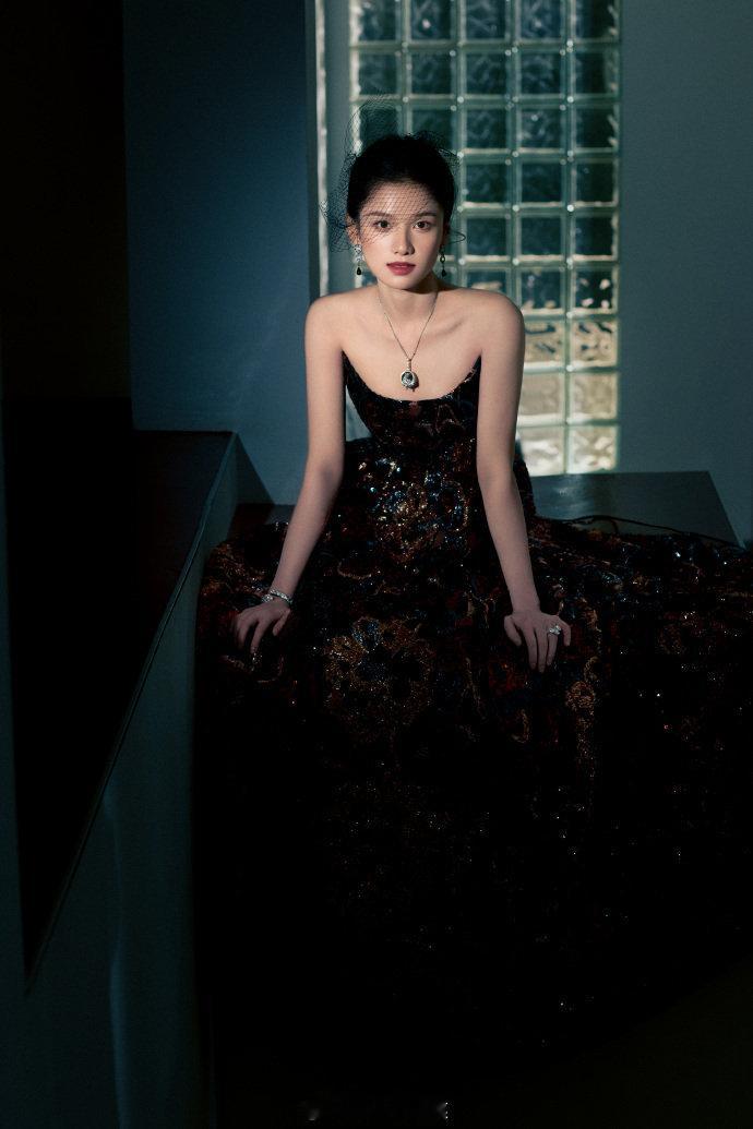 张婧仪VOGUE盛典出图  工作室终于不套公式了 ​​​