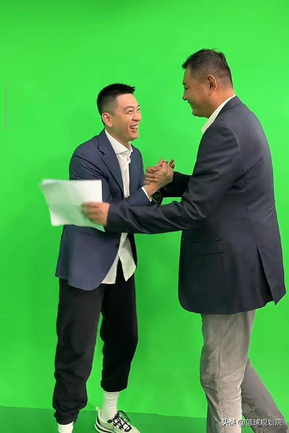 别太教条！当杨鸣遇到巩指导会发生什么？

沪粤大战，杨鸣指导和巩指导解说，这俩人