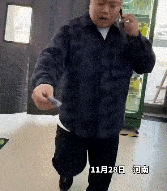 最近河南一男生在学校遇到的事，让很多人都讨论起来。他饭卡快没钱了，就让爸爸来学校