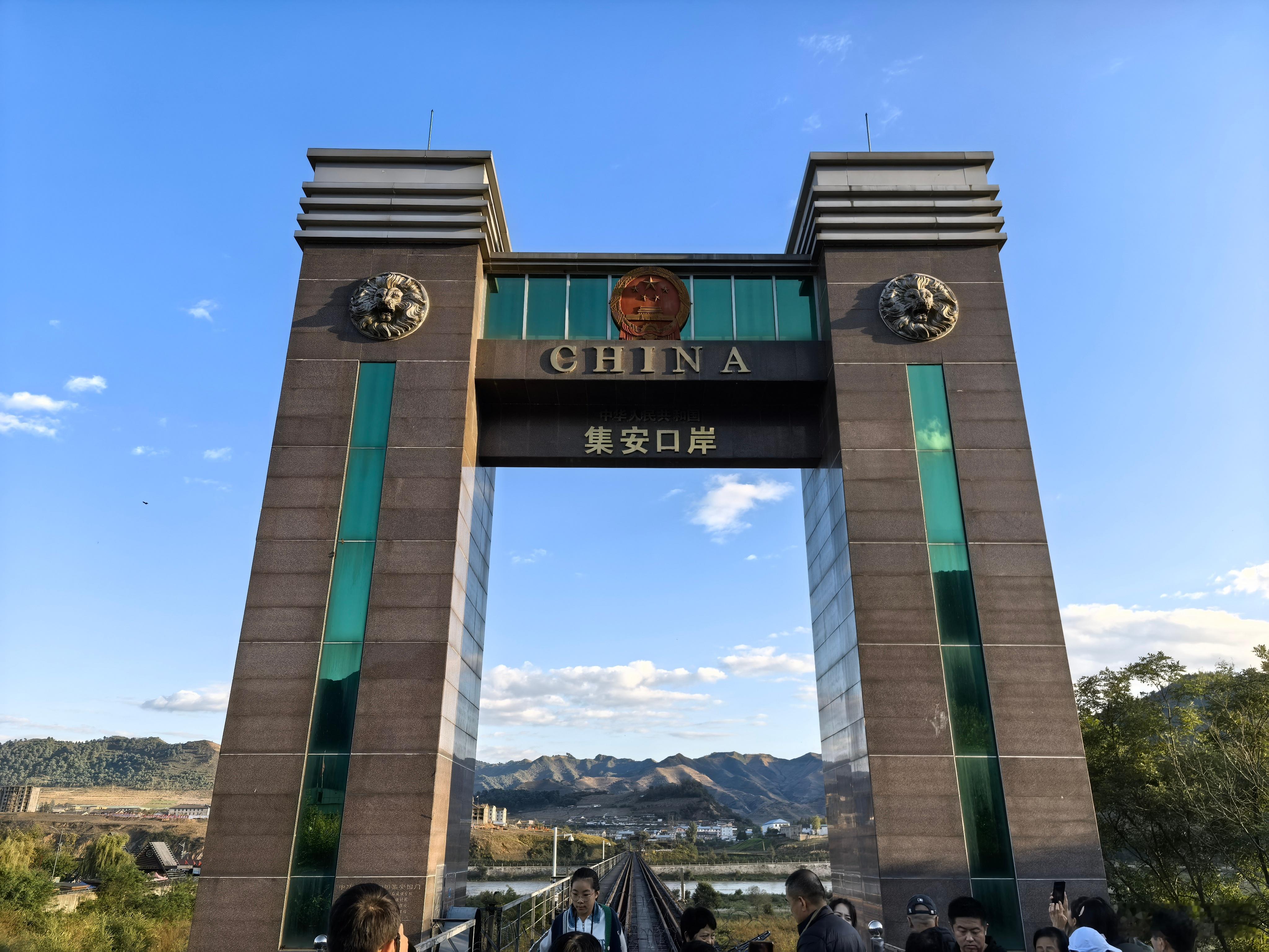 护卫国门，寸土不让。 ​​​