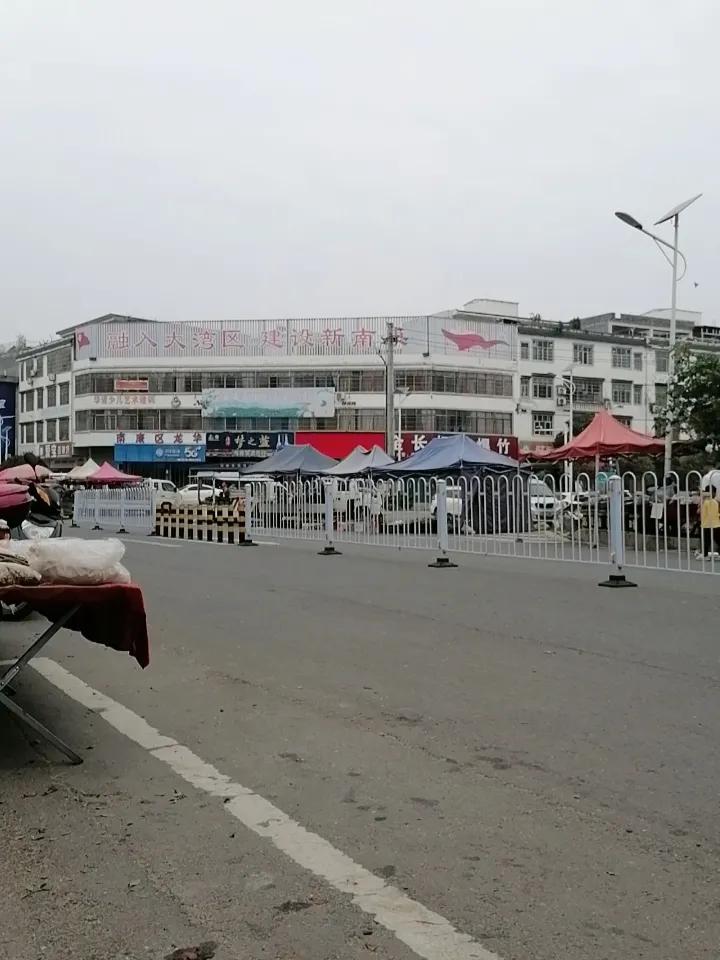 这是赣州下辖区的一个小镇，经济繁荣、人口众多，曾一度成为赣州城西部经济强镇！
你