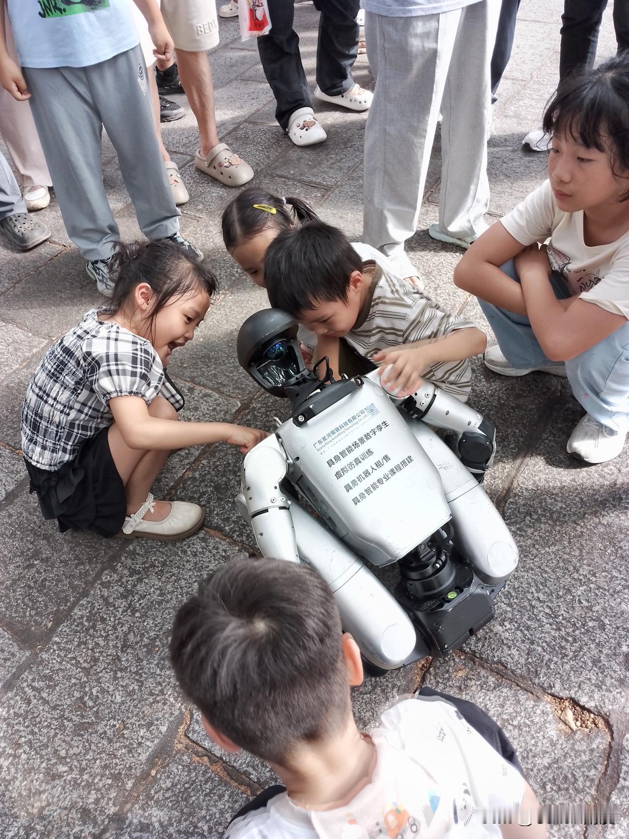 【中美AI对决2】：
特朗普在爱尔兰公开拒绝AI行业“放缓发展”。

有一点特朗