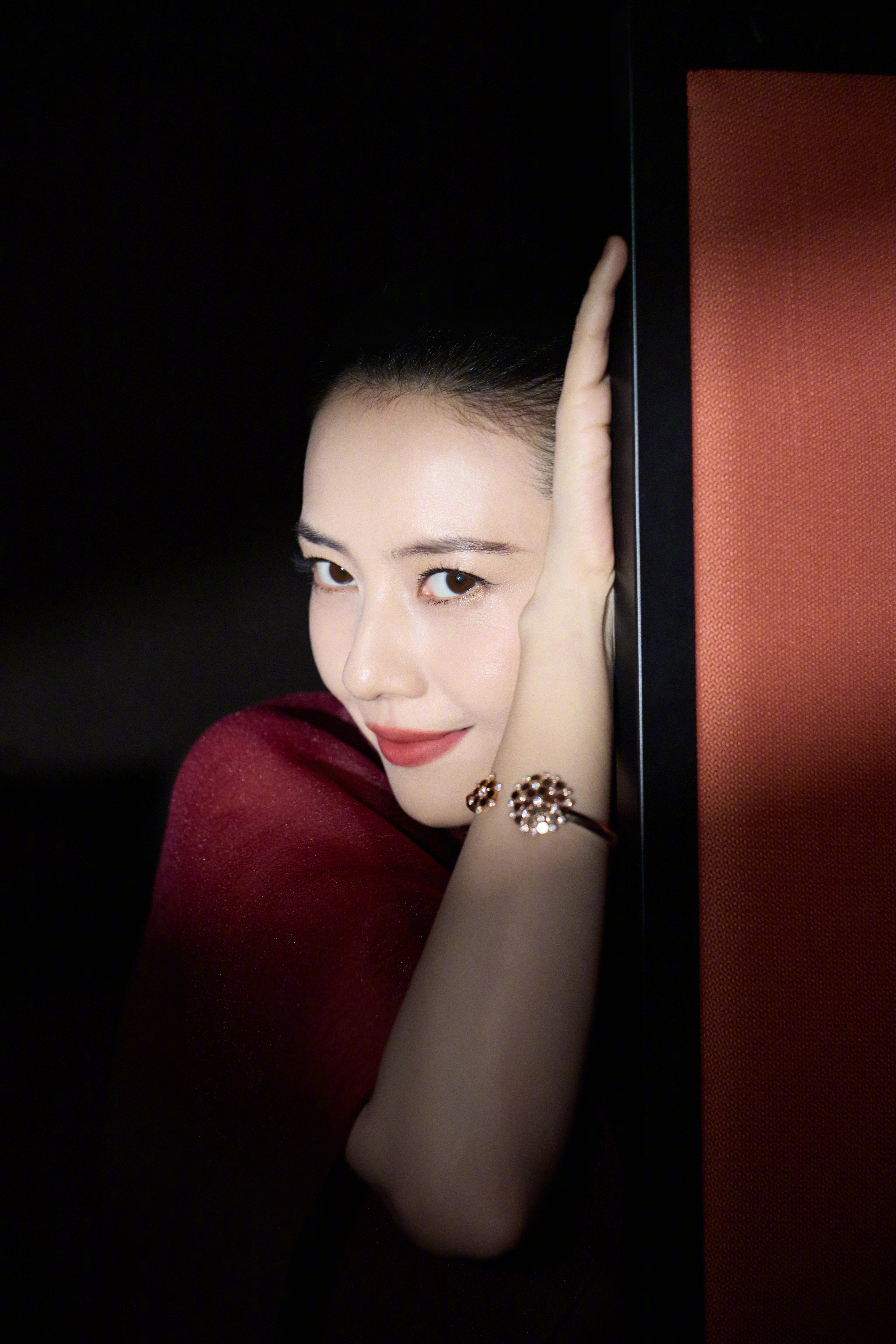 出席CMG第四届中国电视剧年度盛典。造型灵动鲜活，绽放优雅华光。 