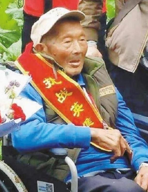 1949年，国民党军官易祥去台湾之前，拿到了三个名额。但他想带走四个人，他的副官